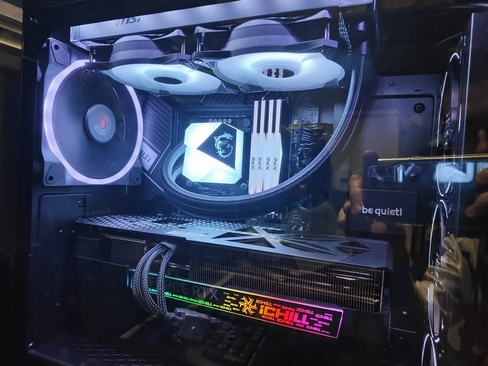 Build con scheda video illuminata e dissipatore a liquido