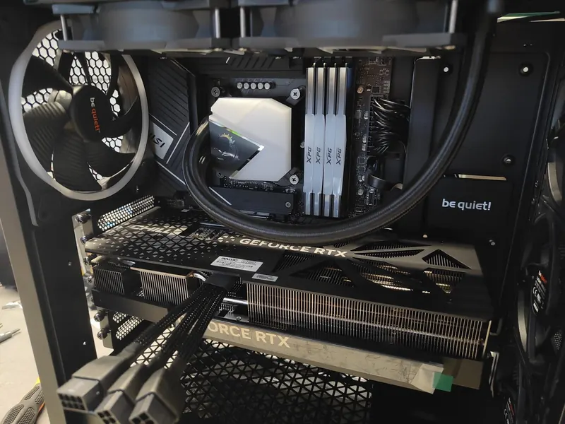 Build scura con GeForce RTX e AIO