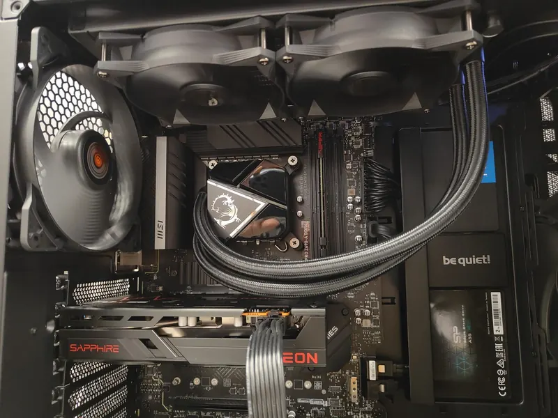 Build con Radeon Sapphire e AIO