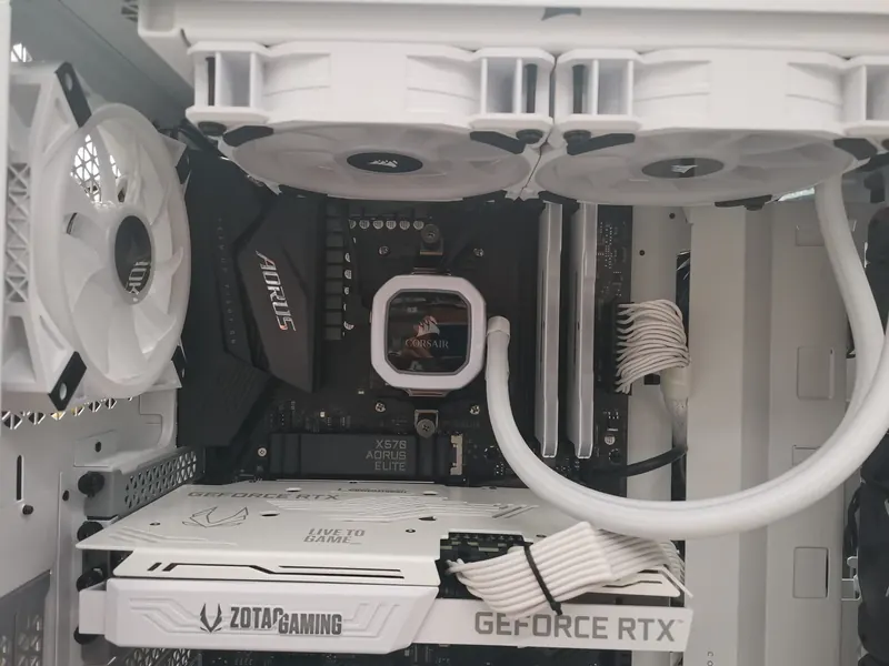 Build total white con GeForce RTX Zotac