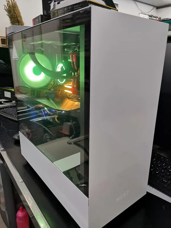 Case bianco con illuminazione verde