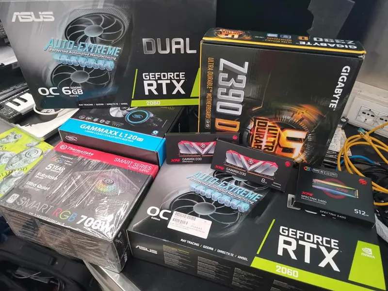 Scatole di GeForce RTX e schede madri