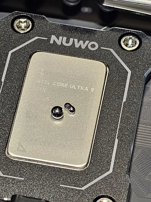 Pasta termica applicata su Intel Core Ultra 9