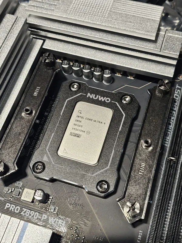Processore Intel Core Ultra su socket con staffa