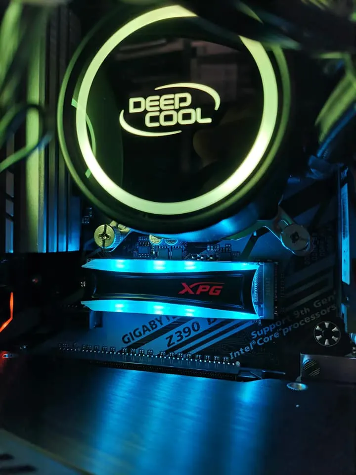 Waterblock DeepCool illuminato su scheda madre Gigabyte