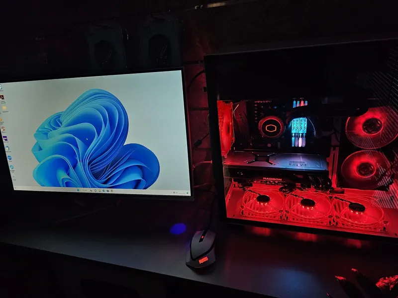 PC gaming con illuminazione rossa accanto al monitor