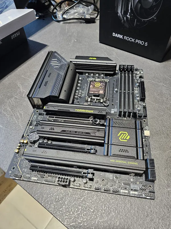 Scheda madre MSI Z890 con dissipatore ad aria