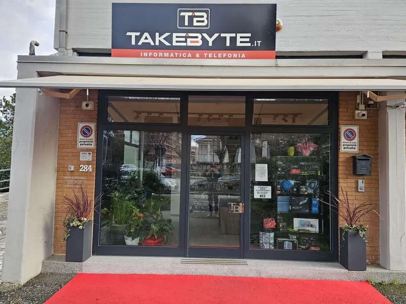 Vetrina del negozio TakeByte in viale XX Settembre 284 a Carrara
